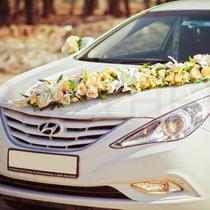 Украшение свадебного автомобиля цветами