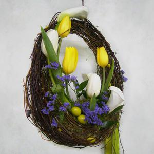 Лукошко с весенними цветами